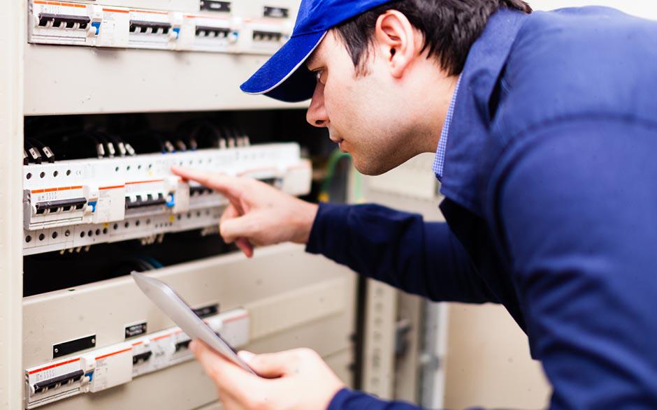 taux horaire électricien Paris 4